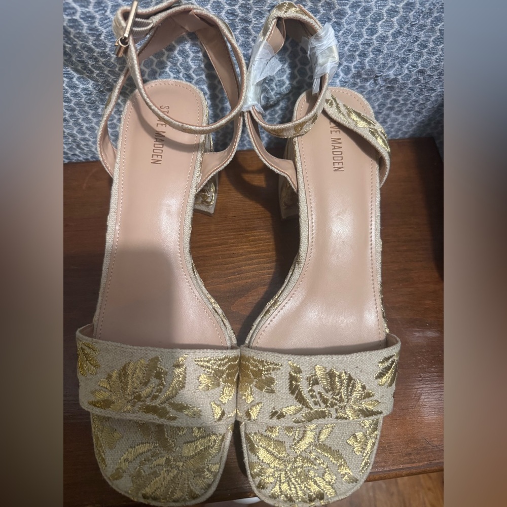 Steve Madden Beige and Gold Floral Heels - Picture 4 of 6